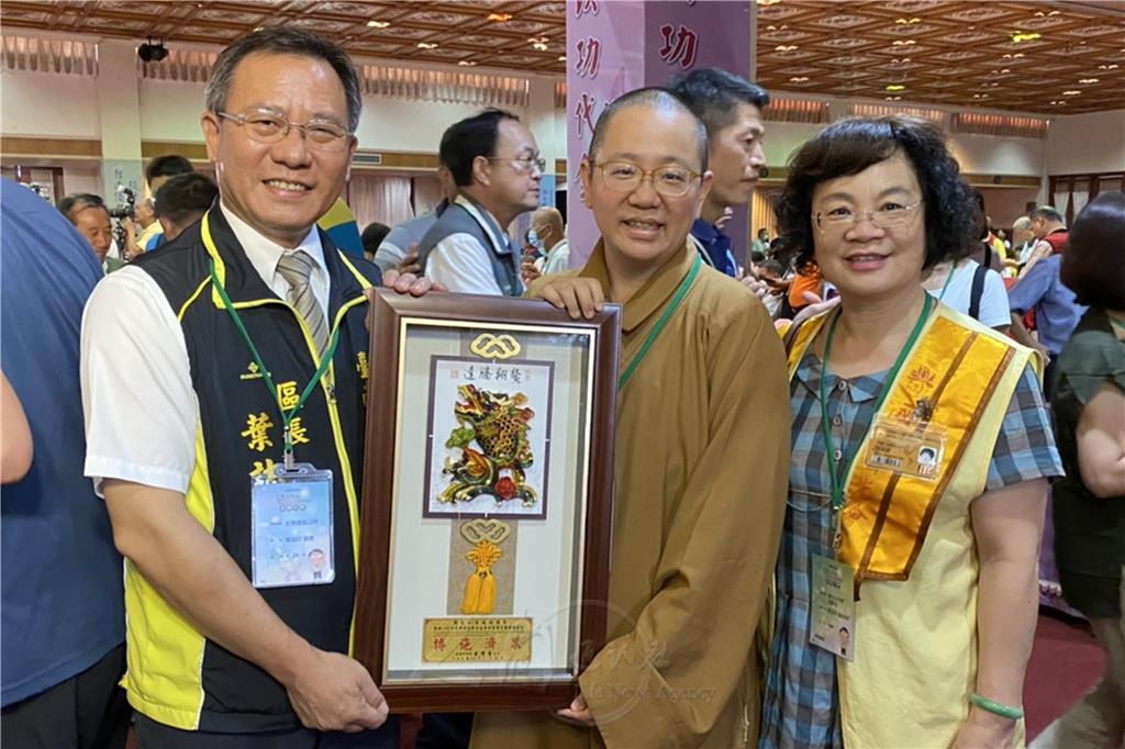 福國寺獲台南市宗教團體績優表揚。左起：安南區區長葉誌明、監寺如瑞法師、國際佛光會南區協會副會長蔡泯惠