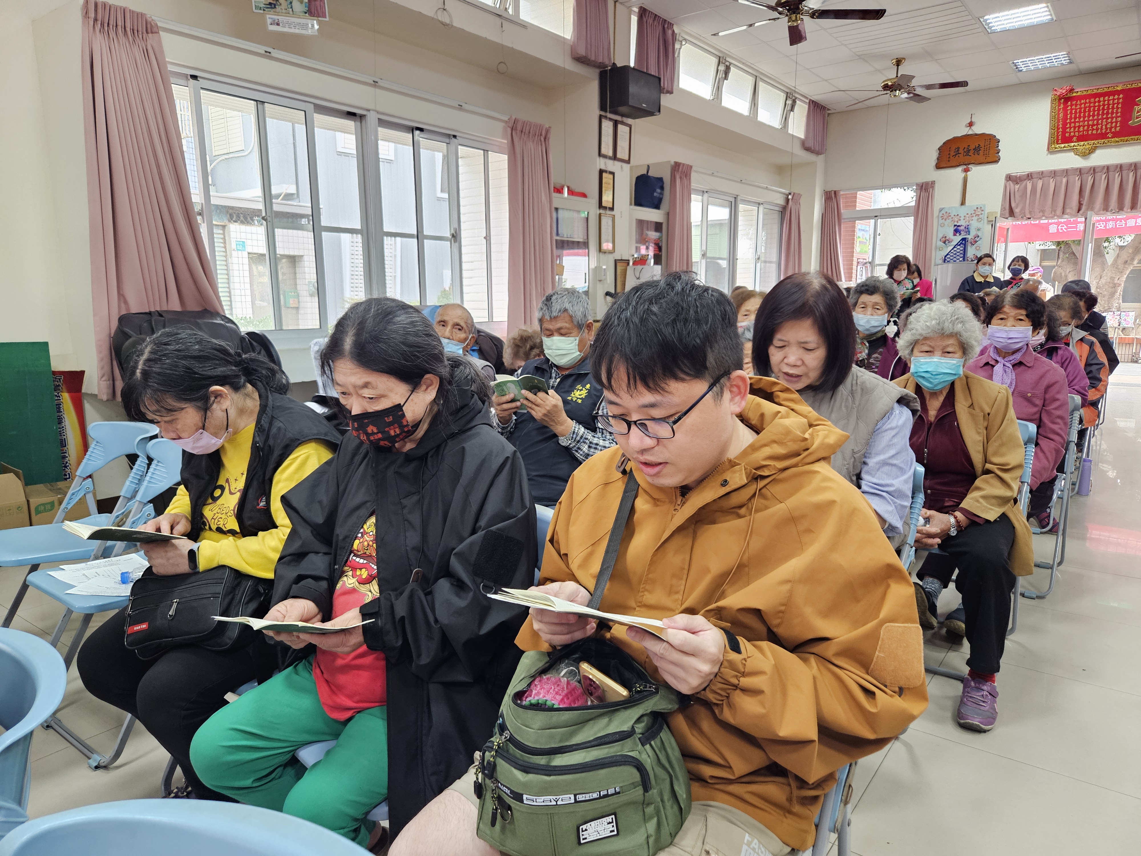 港東里里民認真聽講。_黃明福攝.jpg