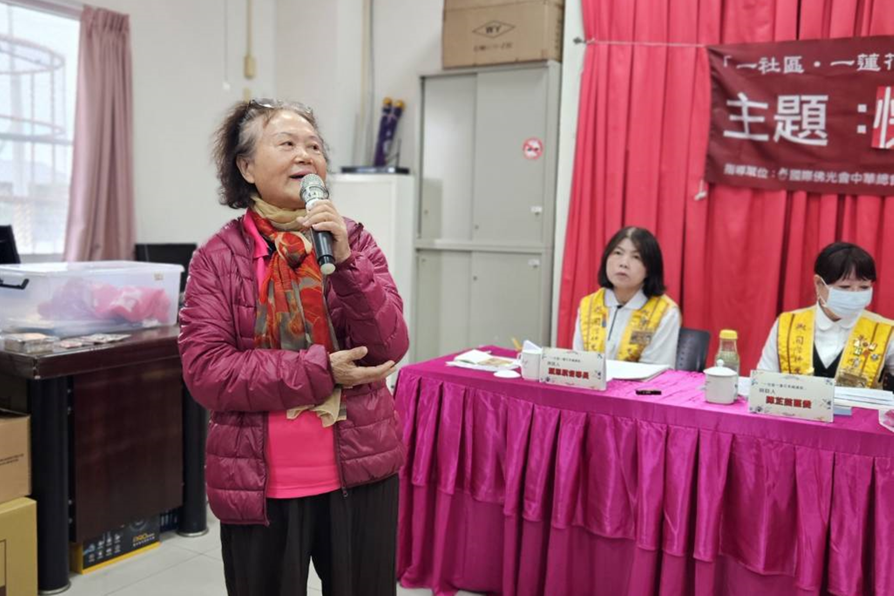 里民郭秀卿上台分享最近最快樂的一件事，就是北上參與禪淨共修。_黃明福攝.jpg