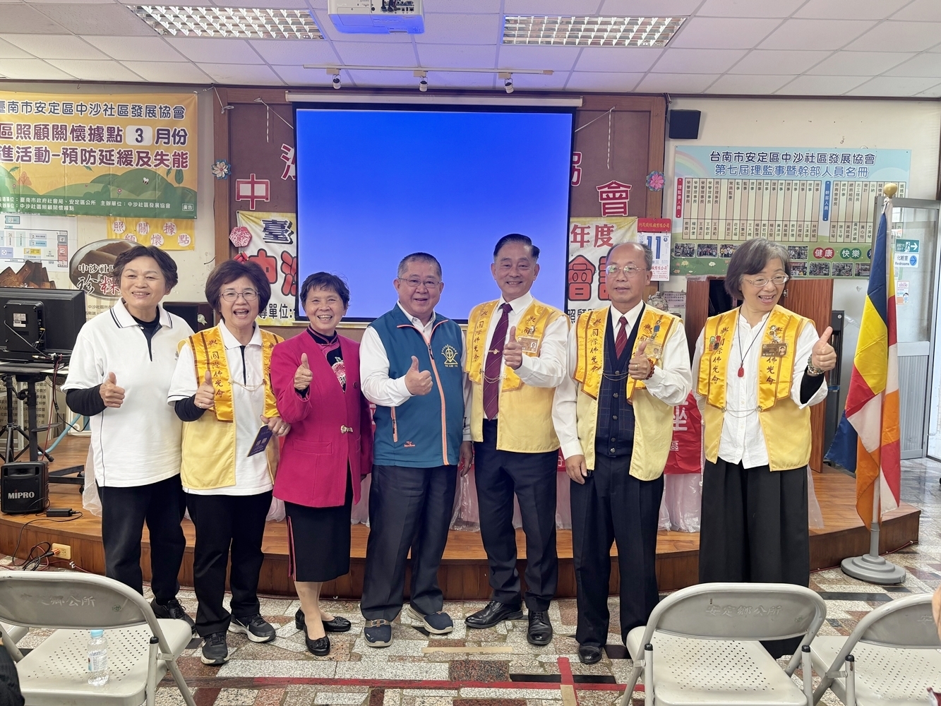 右起：與談人單瑪麗、方慶雲、主持人林宏弦、理事長王清和、安定一會長許秋琴、會員王淑霞、督導方秀雲。_