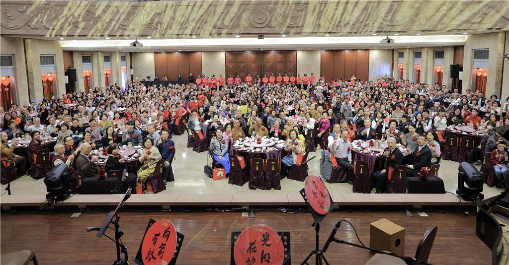 南屏歲末聯誼　年慶春喜憶師恩