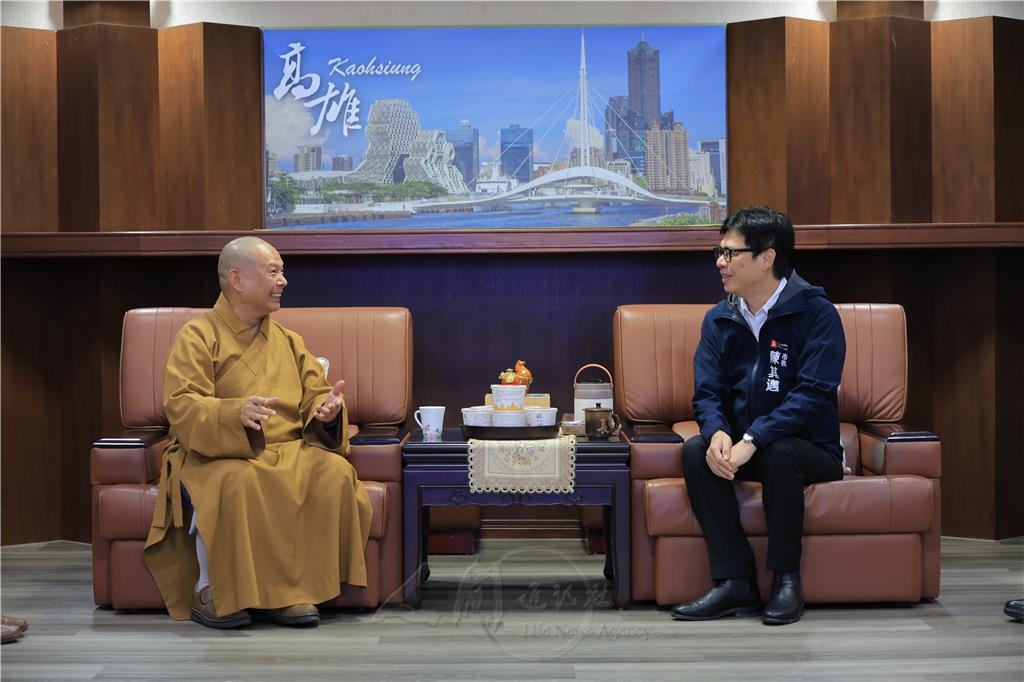 南屏別院粥傳暖意　11萬碗臘八粥結緣高雄