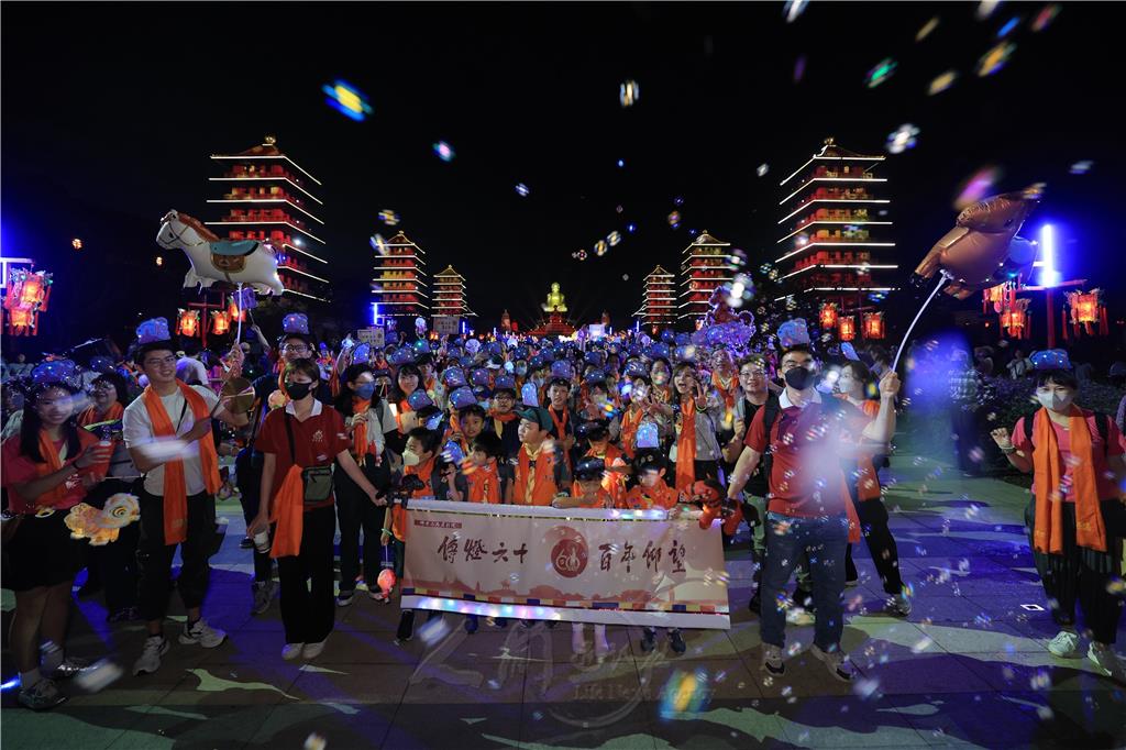 南屏義工新春回山普茶提燈  燈燈相續憶師恩