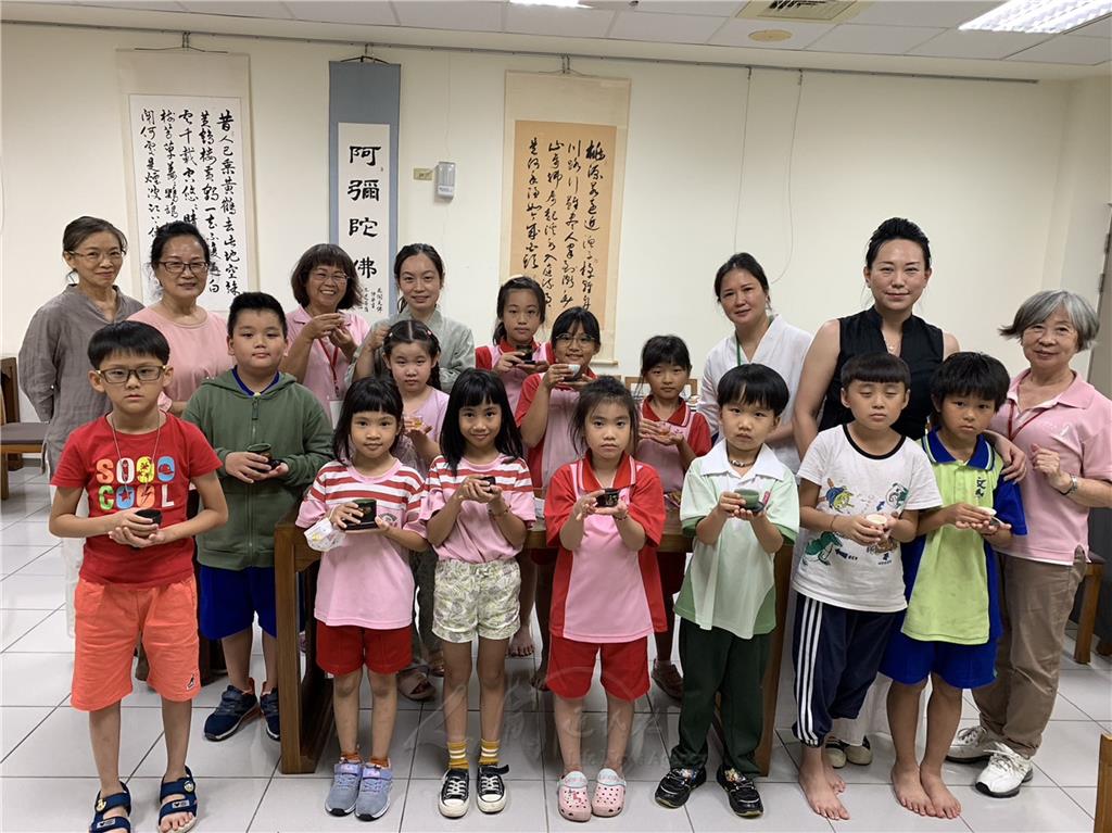 好苗子化身小小茶師　向師長獻茶