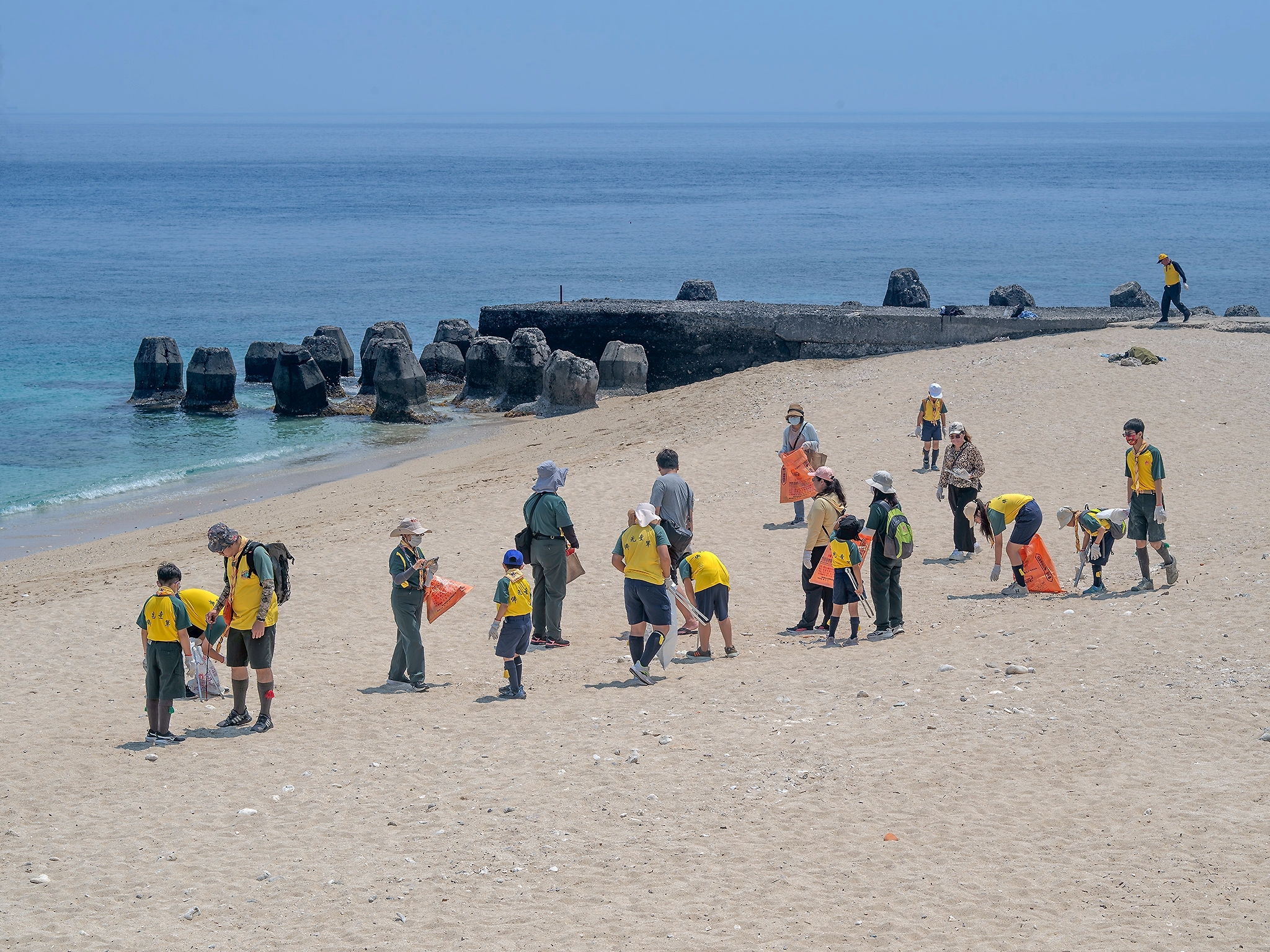 LINE_ALBUM_20250427小琉球浴佛暨童軍淨灘_250428_1.jpg