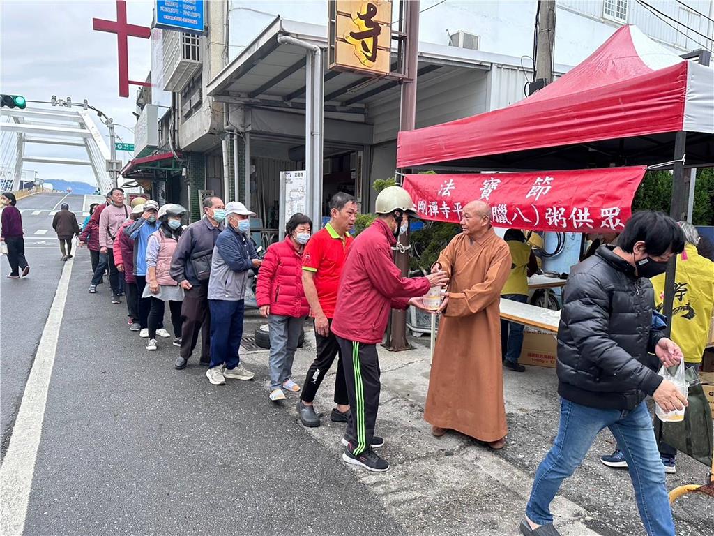 金剛寺臘八粥　湧現大排長龍滿滿人潮