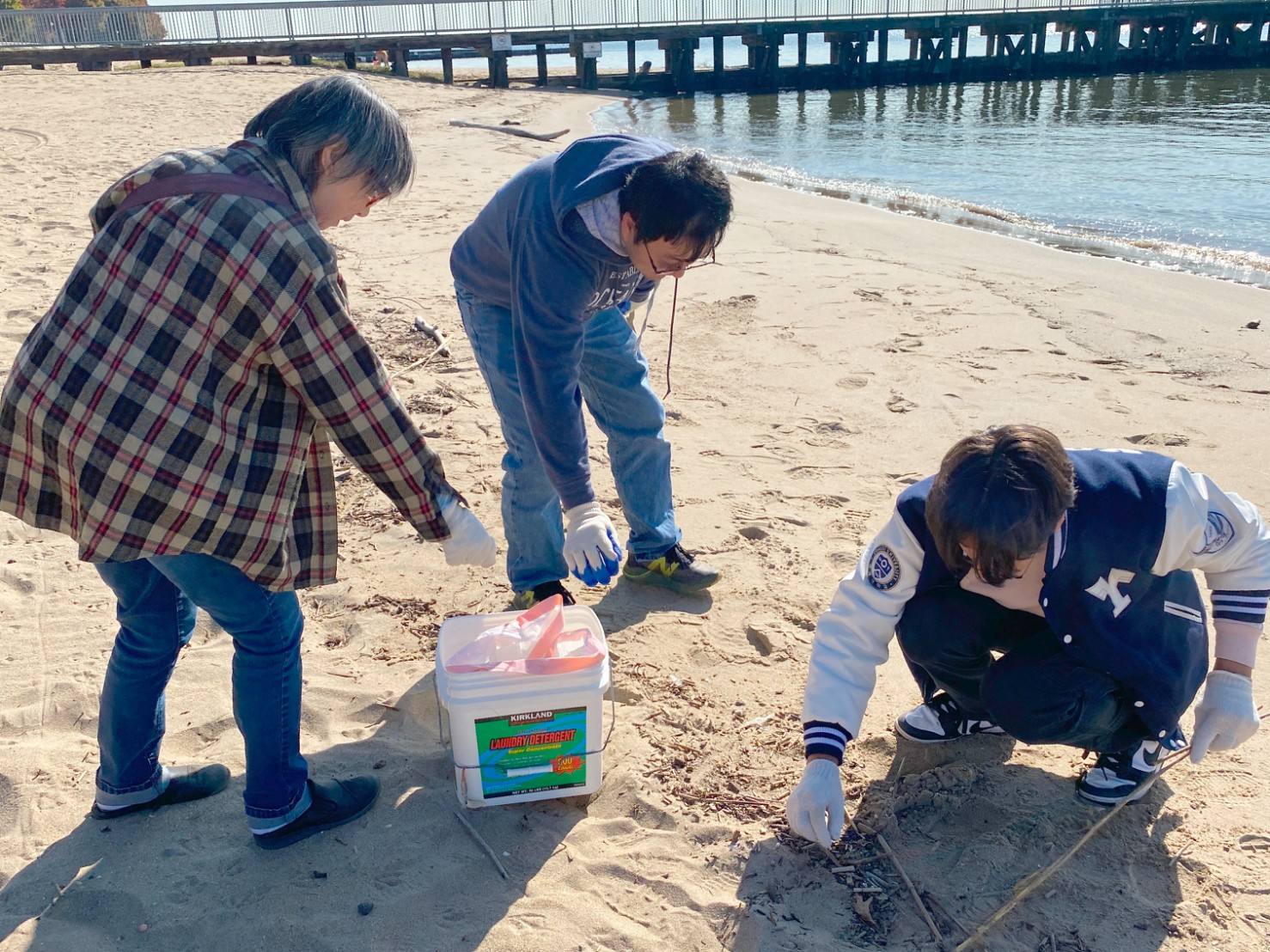 佛光人環保淨灘經年　新州公共海灘立法禁菸